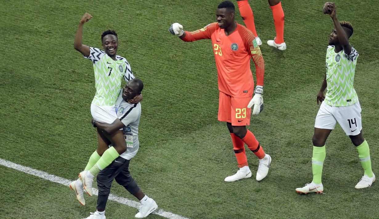 Pemain Nigeria, Ahmed Musa (kiri) dan rekannya merayakan kemenangan atas Islandia pada laga grup D Piala Dunia 2018 di Volgograd Arena, Volgograd, Rusia, (22/6/2018). Nigeria menang 2-0. (AP/Themba Hadebe)