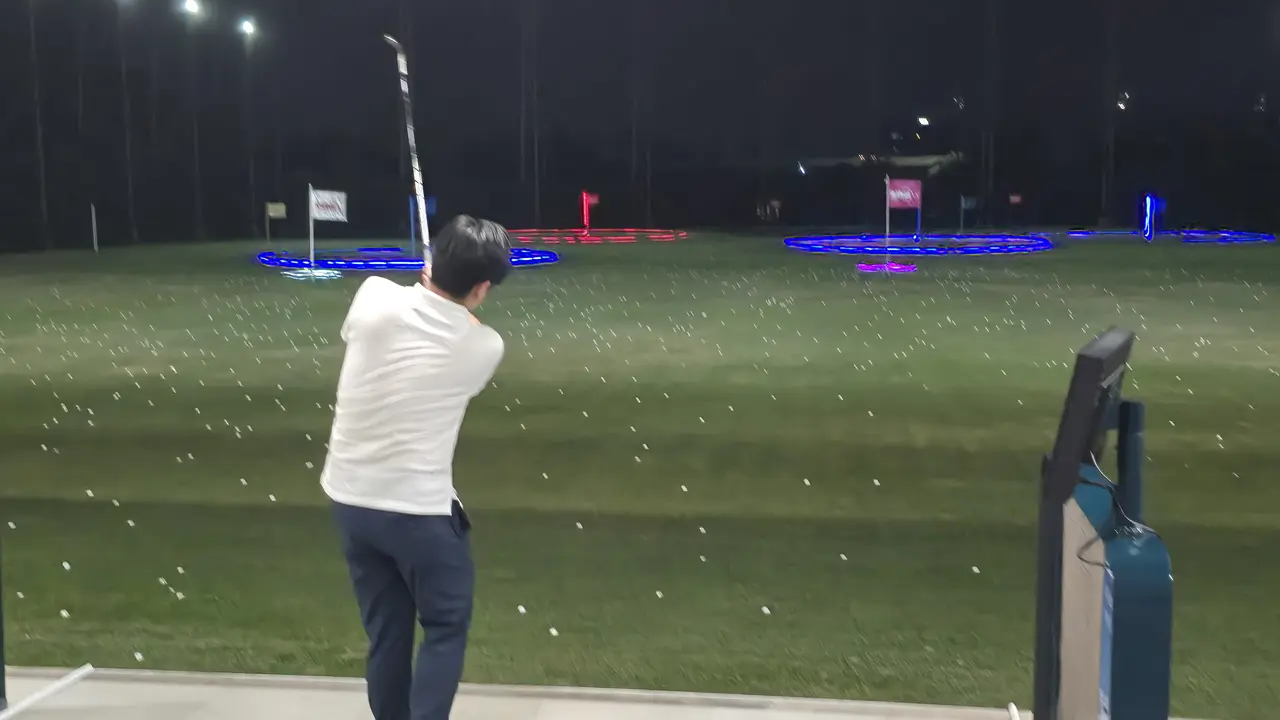 Main golf di Driving range untuk pemula