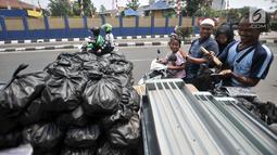 Penjual arang, tusuk sate, dan kotak pemanggang melayani pembeli di kawasan Manggarai, Jakarta, Rabu (22/8). Penjual mengaku meraup untung hingga Rp 1 juta dalam satu minggu menjual perlengkapan membuat sate. (Merdeka.com/Iqbal Nugroho)