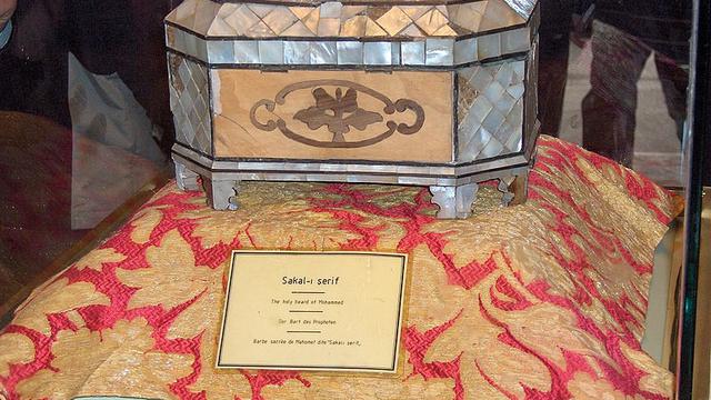 Kotak dengan sebagian janggut Nabi Muhammad di Mausoleum Maulana Rumi, Konya, Turki (Wikipedia/Creative Commons)