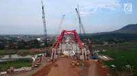 Foto udara pengerjaan Jembatan Kalikuto di Gringsing, Kabupaten Batang, Jawa Tengah, Senin (11/6). Menteri PUPR Basuki Hadimuljono mengatakan, jembatan pelengkung baja ini merupakan pertama di Indonesia. (Liputan6.com/Arya Manggala)