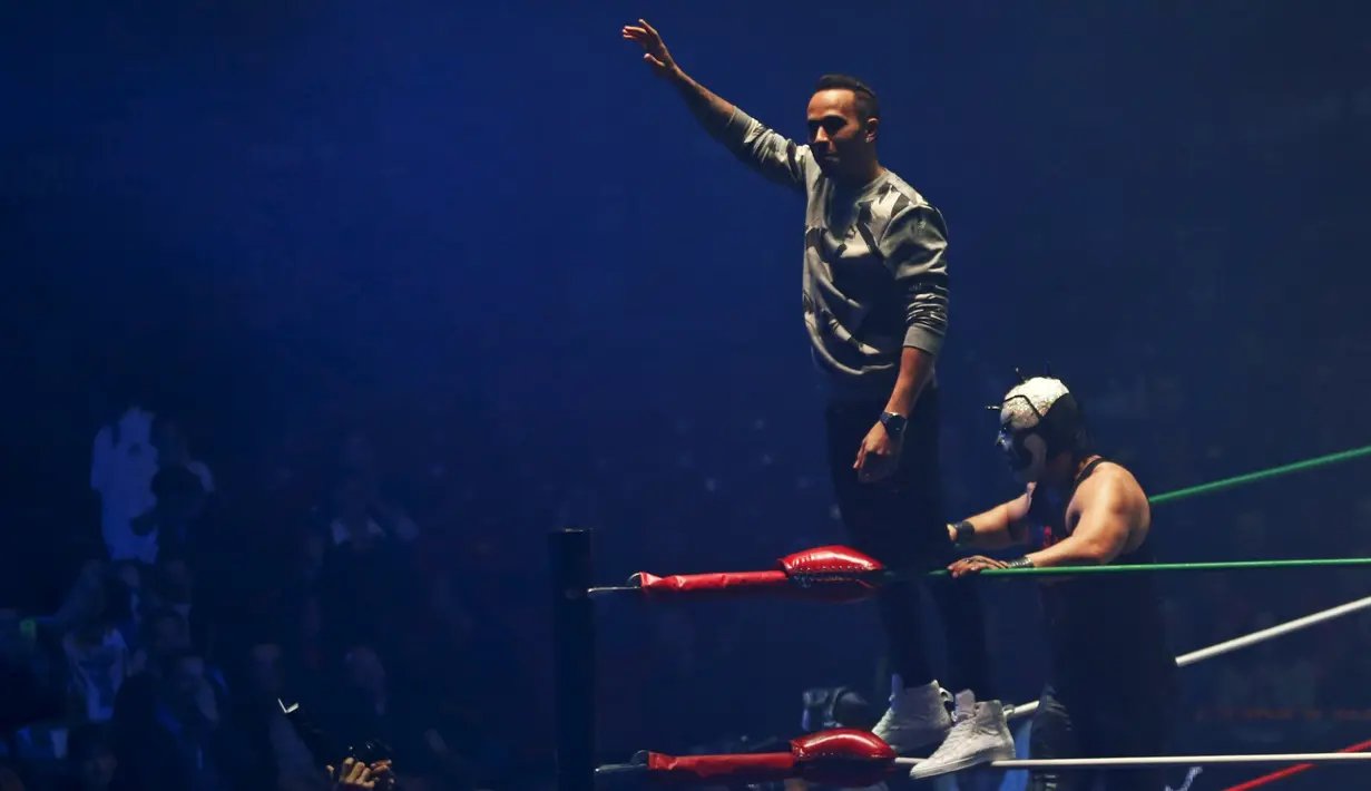 Lewis Hamilton bergaya di sudut ring layaknya pemenang di Coliseo Arena, Mexico City, (28/10/2015). (Reuters/Henry Romero)