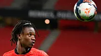 Gagal mendapatkan Mbappe, Real Madrid langsung tancap gas membeli Eduardo Camavinga dari Rennes secara permanen dengan harga 31 juta euro. Real Madrid akhirnya bisa irit sebesar 170 juta euro setelah tawaran aduhai mereka ditolak PSG. (Foto: AFP/Damien Meyer)