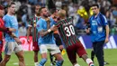 Keributan pemain Manchester City, Kyle Walker (tengah kiri) dan pemain Fluminense, Felipe Melo setelah laga final Piala Dunia Antarklub 2023 di King Abdullah Sports City, Jeddah, Arab Saudi, Sabtu (23/12/2023) dini hari WIB. (AFP/Giuseppe Cacace)