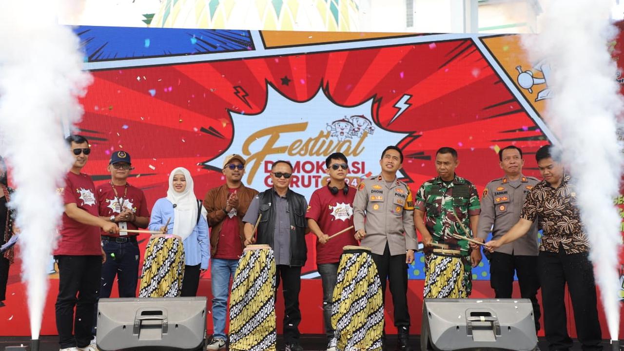 KPUD Kabupaten Garut, Jawa Barat, menggelar Festival Demokrasi Garut 2024 dengan memberikan informasi dan edukasi untuk meningkatkan tingkat partisipasi pemilih pada Pilkada Garut 2024. (Liputan6.com/Jayadi Supriadin)