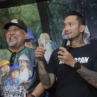 Pemeran Warkop DKI Reborn mengunjungi lima kota dalam sehari pada 28 Agustus silam. Para pemeran ini mendatangi Surabaya, Makassar, Solo Solo dan Yogyakarta dengan pesawat khusus dengan poster filmnya. (Nurwahyunan/Bintang.com)