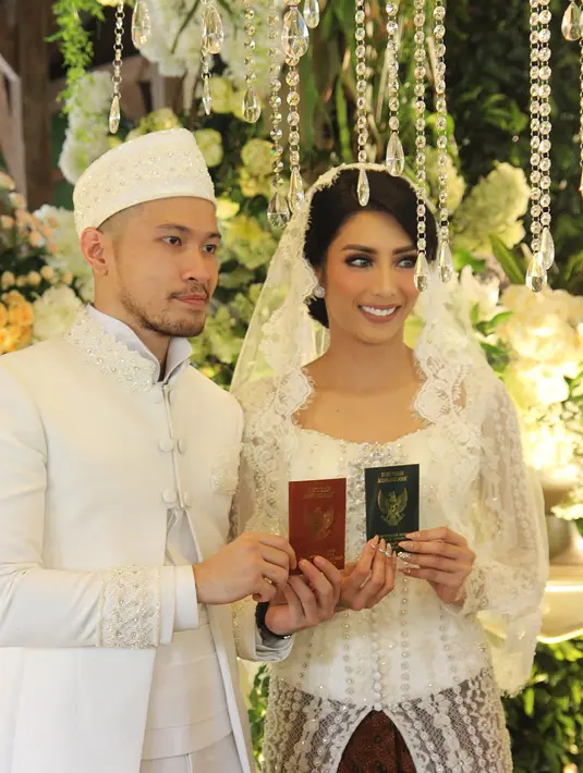 Setelah kedua mempelai berada di tempat akad, prosesi akad pun dimulai dengan pembacaan ayat suci Al Quran tepat pukul 11.30 WIB. Setelah itu dilanjutkan dengan memeriksa berkas kesiapan syarat pernikahan. (Bambang E. Ros/Bintang.com)