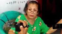 Nurita Tiradiyah ibu mertua hakim Tipikor Bengkulu Suryana menceritakan kronologi uang Rp 40 juta yang ditemukan KPK dibawah pohon pisang di halaman belakang rumah (Liputan6.com/Yuliardi Hardjo)