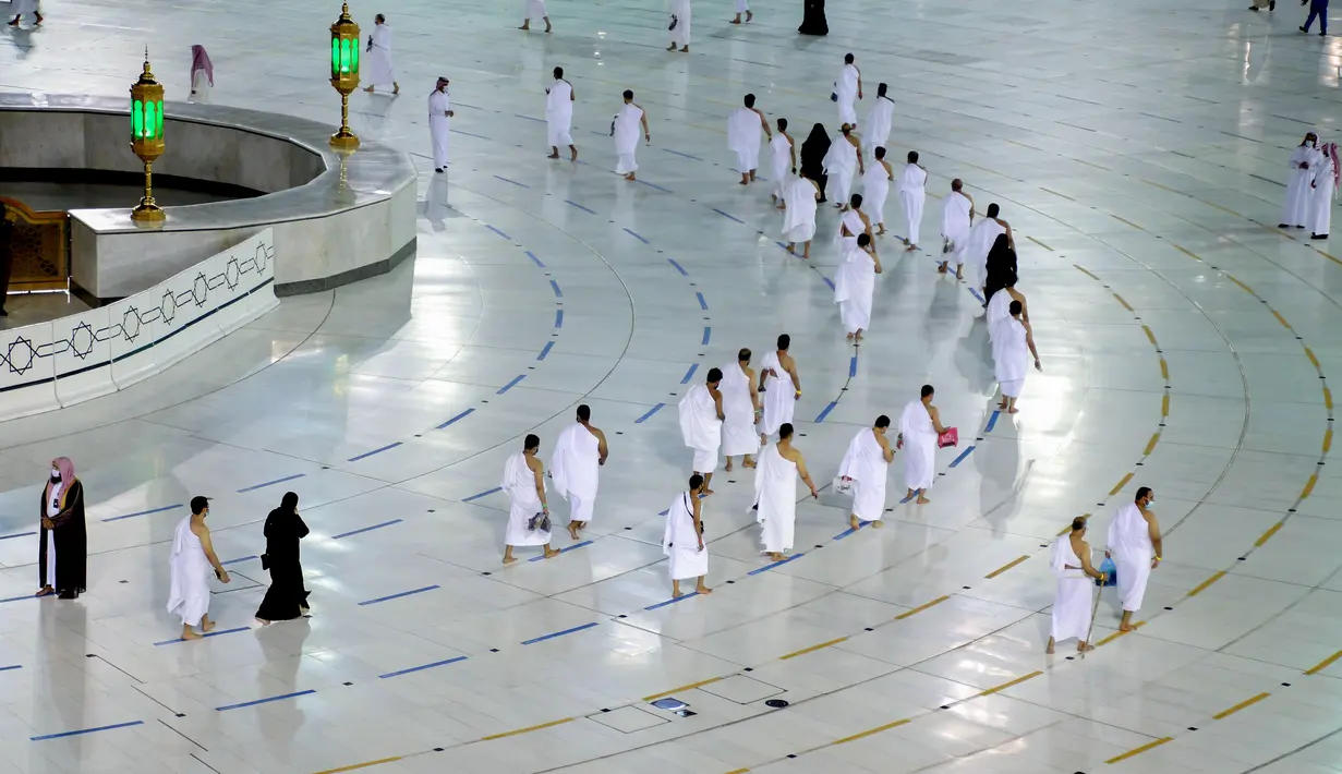 Warga Saudi dan warga asing mengelilingi Ka'bah (tawaf) saat melaksanakan umrah di kompleks Masjidil Haram, kota suci Makkah, Minggu (4/10/2020). Pemerintah Arab Saudi mengizinkan umrah kembali mulai Minggu (4/10) setelah sekitar tujuh bulan ditangguhkan karena pandemi COVID-19. (AFP)