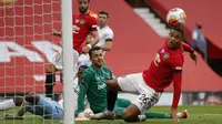 Pemain Manchester United, Mason Greenwood, gagal mencetak gol ke gawang West Ham United pada laga Premier League di Stadion Old Trafford, Rabu (22/7/2020). Kedua tim bermain imbang 1-1. (Clive Brunskill/Pool via AP)