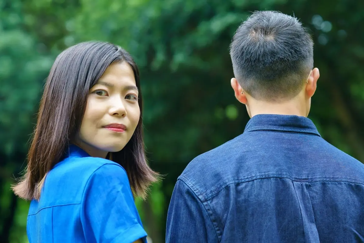 couple kencan baju biru