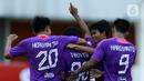 Pemain Persita Tangerang merayakan gol yang dicetak oleh Taufik Febriyanto ke gawang Bali United pada laga Piala Menpora 2021 di Stadion Maguwoharjo, Sleman, Jumat (2/4/2021). Laga berakhir imbang 1-1. (Bola.com/M Iqbal Ichsan)