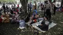 Polisi melakukan sosialisasi protokol kesehatan kepada para pengunjung yang berwisata di Taman Mini Indonesia Indah (TMII), Jakarta, Sabtu (15/5/2021). Banyak warga memilih berwisata ke TMII untuk menghabiskan waktu libur Lebaran. (Liputan6.com/Faizal Fanani)