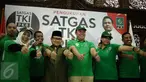 Ketum DPP PKB, Muhaimin Iskandar foto bersama usai pelantikan Satuan Tugas TKI di Kantor DPP PKB, Jakarta, Selasa (28/2). Satgas TKI nantinya bertugas membantu pemerintah memantau kelengkapan dokumen TKI. (Liputan6.com/Johan Tallo)