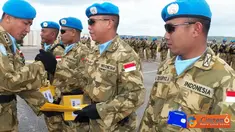 Citizen6, Lebanon: Usai memberikan pengarahan, Dansatgas Indobatt di dampingi Wadansatgas Letkol Mar FJH Pardosi memberikan penghargaan kepada pemenang lomba olahraga antar Kompi Indobatt dan Tim Volly . (Pengirim: Badarudin Bakri)