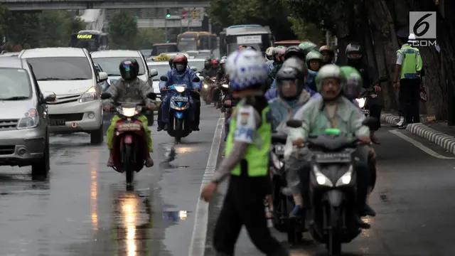 Polisi Tilang Pengendara Yang Melanggar Aturan Jalur Khusus Sepeda Motor