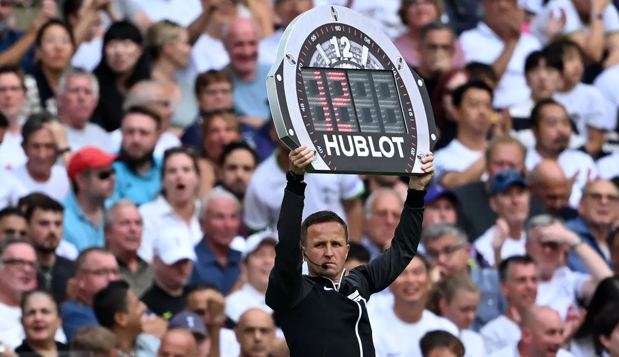 Asisten wasit keempat, David Webb memberikan tambahan waktu 12 menit pada laga pekan kelima Premier League 2023/2024 antara Tottenham Hotspur menghadapi Sheffield United di Tottenham Hotspur Stadium, London, Sabtu (16/9/2023) malam WIB. (AFP/Justin Tallis)