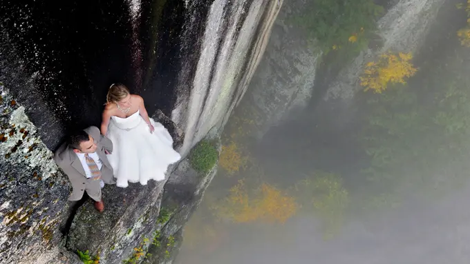 Pasangan Ini Lakoni Sesi Foto 'Pre Wedding' dengan Pose Ekstrem