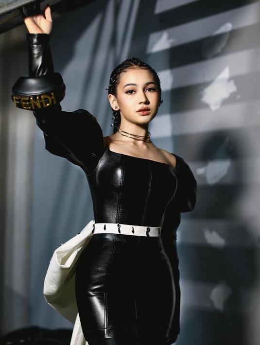 Penampilan Sandrinna Michelle saat menghadiri acara SCTV Awards 2022 ini pun tak lepas dari sorotan netizen. Dirinya tampil dengan busana berwarna hitam dan detail pita yang cukup besar. (Liputan6.com/IG/@sandrinna_11)