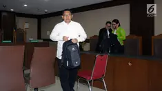 Mantan politisi Partai Demokrat, Anas Urbaningrum usai mengikuti sidang perdana pengajuan Peninjauan Kembali (PK) kasus korupsi dan pencucian uang proyek P3SON Hambalang di Pengadilan Tipikor, Jakarta, Kamis (24/5). (Liputan6.com/Helmi Fithriansyah)