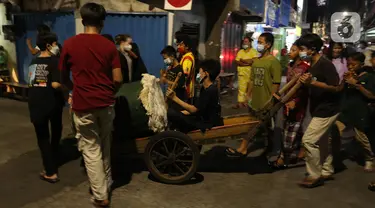 Warga menggelar takbiran keliling di kawasan Jalan Kartini, Sawah Besar, Jakarta, Rabu (12/5/2021) malam. Warga DKI Jakarta dilarang melakukan takbiran keliling pada malam Idul Fitri 1442 Hijriah. (Liputan6.com/Herman Zakharia)