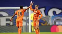 Penyerang Juventus, Federico Chiesa, melakukan selebrasi bersama Danilo uai mencetak gol ke gawang Porto pada laga Liga Champions di Stadion Dragao, Kamis (18/2/2021). Porto menang dengan skor 2-1. (AP/Luis Vieira)