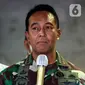 Panglima TNI Jenderal TNI Andika Perkasa memberikan keterangan kepada awak media saat menyambangi rumah dinas Ketua DPD RI AA LaNyalla Mahmud Mattaliti di kawasan Kuningan, Jakarta Selatan, Rabu (24/11/2021). (Liputan6.com/Johan Tallo)