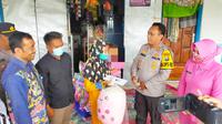 Kapolres Sampang AKBP Arman bersama Kadinkes  Abdulloh Najich memberikan perhatian khusus kepada balita yang kecanduan aroma bensin. (Dian Kurniawan/Liputan6.com).
