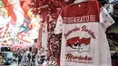 Salah satu pernak-pernik Hari Kemerdekaan di Pasar Jatinegara, Jakarta, Minggu (2/8/2020). Menjelang perayaan HUT ke-75 Republik Indonesia, Pasar Jatinegara mulai dipadati warga yang ingin mencari beragam pernak-pernik hiasan kemerdekaan. (merdeka.com/Iqbal Nugroho)