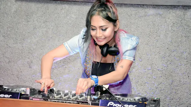 DJ Ay Claudia saat tampil di acara Charity Live Streaming", di Lobbyn Sky Terrace, Hotel Liberta, Kemang; Jakarta Selatan, Kamis (25/2/2021) malam.