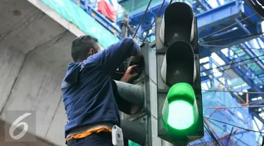 Dishub DKI Jakarta memperbaiki lampu lalu lintas yang rusak di kawasan jalan Trunojoyo dan Aditiawarman, Jakarta, Selasa (17/5). Peremajaan trafficlight ini bertujuan untuk mencegah kecelakaan lalu lintas karena lampu jalan. (Liputan6.com/Yoppy Renato)