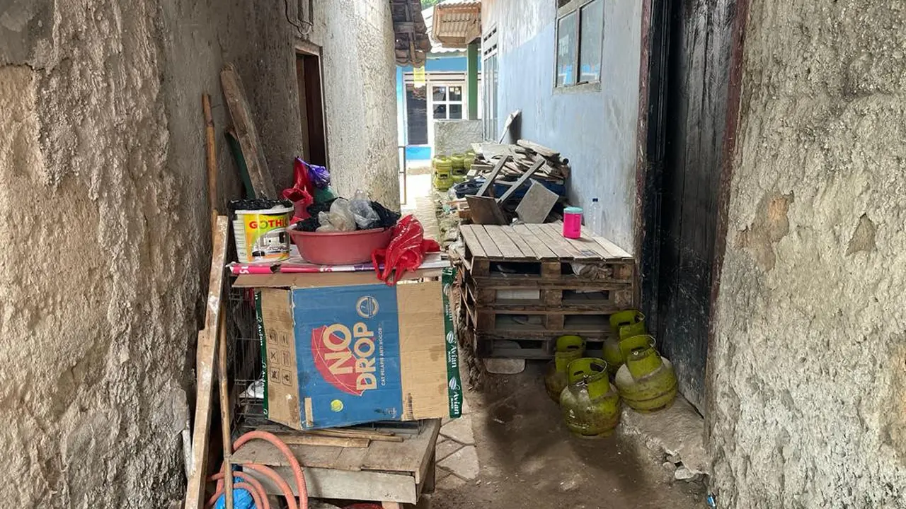 Ditreskrimsus Polda Metro Jaya menggerebek sebuah rumah yang diduga menjadi tempat pengoplosan gas elpiji. Satu orang ditetapkan sebagai tersangka (Istimewa)