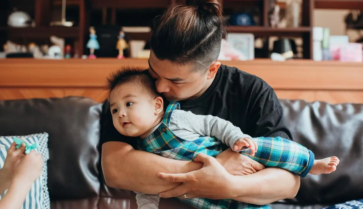 Sama seperti Natusha, Glenn Alinskie juga sering menggendong Dante Oliver Alinskie. Menggemaskan ya kebersamaan Glenn dan Dante. (Foto: instagram.com/glennalinskie)