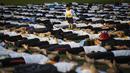 Seorang bocah turut serta pada aksi yoga sedunia di Kuala Lumpur, Malaysia. (AP Photo/Joshua Paul)