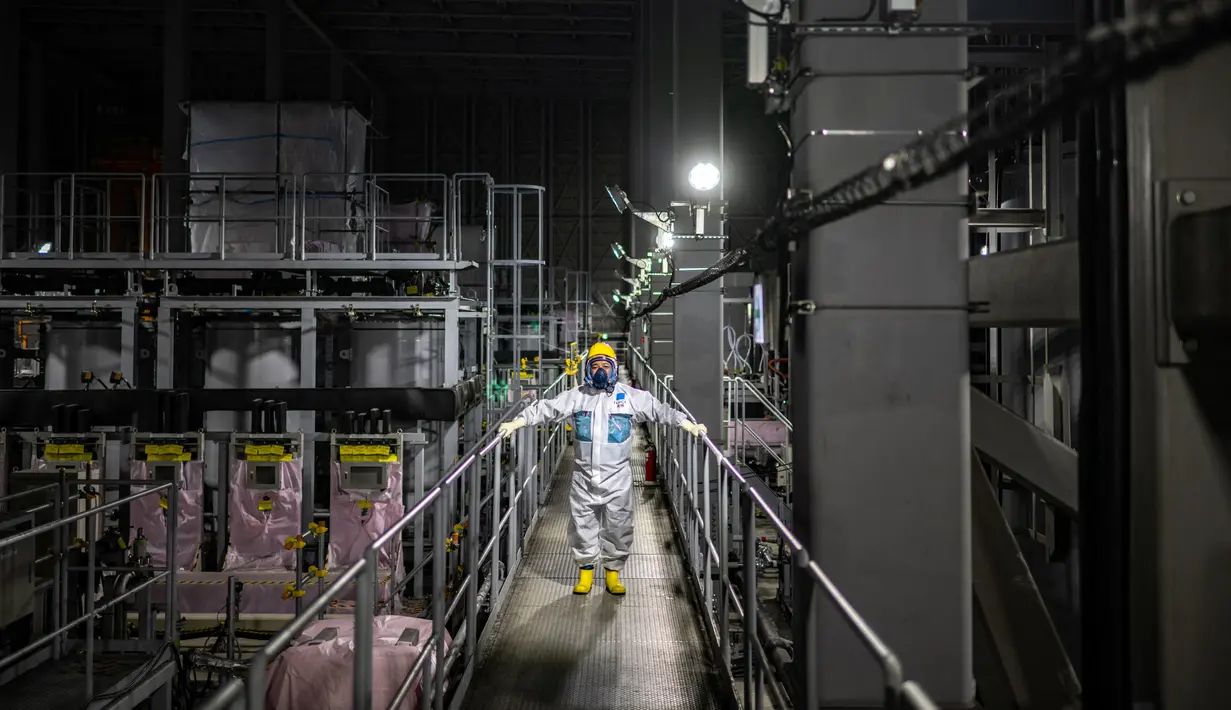 Kenichi Takahara, komunikator risiko dari perusahaan teknik dekontaminasi dan dekomisioning Fukushima Daiichi, mengunjungi sistem penghilangan multi-nuklida di Pembangkit Listrik Tenaga Nuklir (PLTN) Fukushima Daiichi milik Tokyo Electric Power Company (TEPCO) di Okuma, Prefektur Fukushima, Jepang, 20 Januari 2023. Situs ini menghasilkan 100.000 liter (3.500 kaki kubik) air yang terkontaminasi setiap hari. (Philip FONG/AFP)