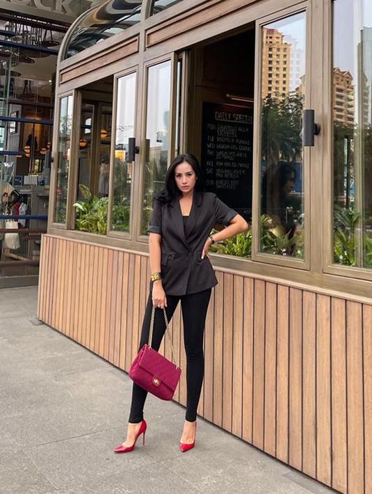 Penampilan yang fashionable juga ditunjukkannya saat pergi hangout ke kafe. Shinta tampil elegan dengan outfit serba hitam. Selain itu, ia memilih tas dan sepatu warna merah untuk melengkapi busana hitamnya. Auranya pun semakin terpancar awet muda dengan pemilihan gaya rambut digerai. (Liputan6.com/IG/@shinta_bachir86)