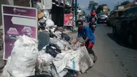 Tumpukan sampah depan pertigaan Pandai, Tarogong, Garut