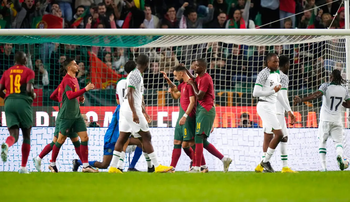 Pemain Portugal Bruno Fernandes (tengah) merayakan bersama rekan setimnya setelah mencetak gol ke gawang Nigeria pada pertandingan persahabatan di Stadion Jose Alvalade, Lisbon, Portugal, 17 November 2022. Portugal menghajar Nigeria dengan skor telak 4-0, mereka akan berangkat ke Qatar pada 18 November untuk Piala Dunia 2022. (AP Photo/Armando Franca)