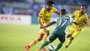 Pemain Sriwijaya FC, Muhammad Ridwan, berusaha melewati pemain PS TNI, Abduh Lestaluhu, pada laga Piala Bhayangkara di Stadion Si Jalak Harupat, Bandung, Minggu (20/3/2016). Sriwijaya FC berhasil menang 2-1 atas PS TNI. (Bola.com/Vitalis Yogi Trisna)