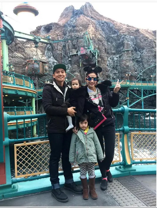 "Dia tanya mataku kenapa berkaca-kaca gitu, aku bilang 'mama khawatir'. Itu jadi satu pelajaran banget buatku, misalkan anaknya aktif jangan pernah meleng sedikit pun," ucap Fanny Fabriana. (Instagram/fannyfabriana)