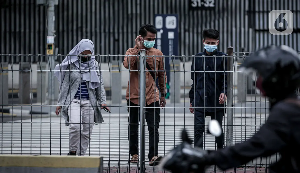 Sejumlah warga berjalan di Kawasan Sudirman, Jakarta, Kamis, (17/2/2022). Provinsi DKI Jakarta disebut sudah melewati gelombang ketiga Covid-19 yang dipicu oleh penyebaran virus corona varian Omicron. (Liputan6.com/Faizal Fanani)
