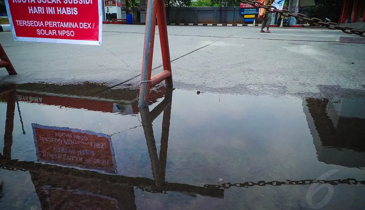 SPBU tersebut berhenti beroperasi dikarenakan distribusi BBM yang masih belum kembali normal, Jakarta,(29/8/14). (Liputan6.com/Faizal Fanani)
