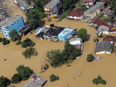 Foto udara yang diambil pada 27 Mei 2017 memperlihatkan banjir merendam daerah Kiriella, di distrik Ratnapura, Sri Lanka. Menurut otoritas setempat, banjir dan tanah longsor di Sri Lanka telah menewaskan setidaknya 165 orang . (AP Photo/Rukmal Gamage)