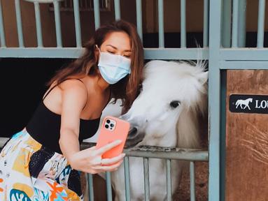 Penyanyi sekaligus aktris yang lahir pada 22 Maret 1983 sangat menyukai hewan. Ia tak ragu untuk mengajak foto hewan lalu diunggah di Instagram. Seperti saat BCL dengan gemasnya berfoto selfie dengan kuda poni warna putih. (Liputan6.com/IG/@bclsinclair)