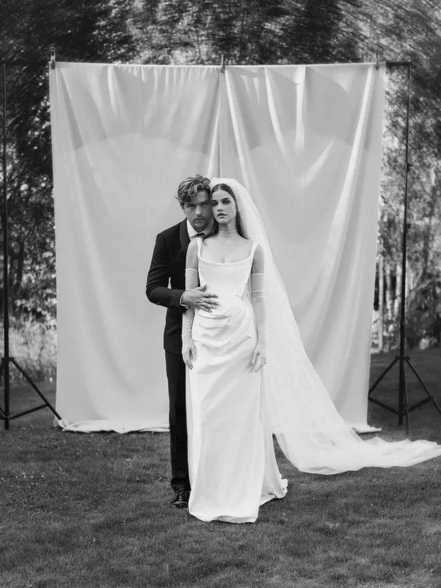 Potret Dylan Sprouse dan Barbara Palvin saat Menikah di Hungaria