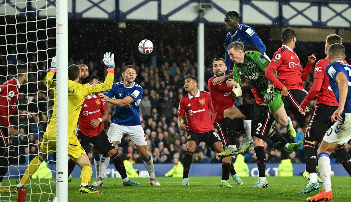 Kiper Everton, Jordan Pickford hampir saja menyetak gol penyeimbang ketika pertandingan antara Everton melawan Manchester United dalam lanjutan Premier League 2022/2023 menyisakan sedikit waktu. (AFP/Oli Scarff)