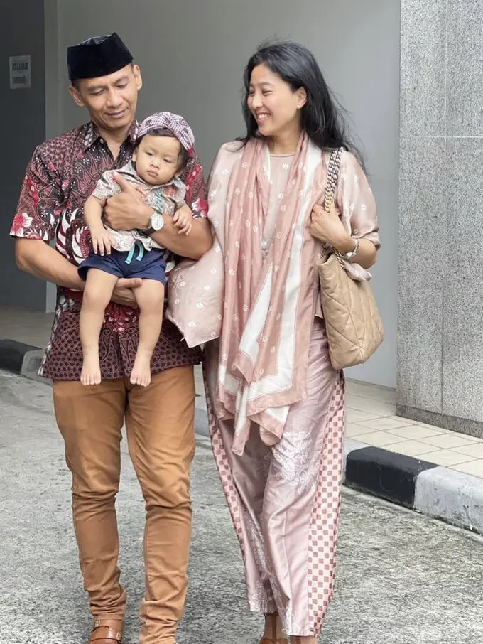 Gaya Kasual Olivia Zalianty Bersama Suami dan Anaknya