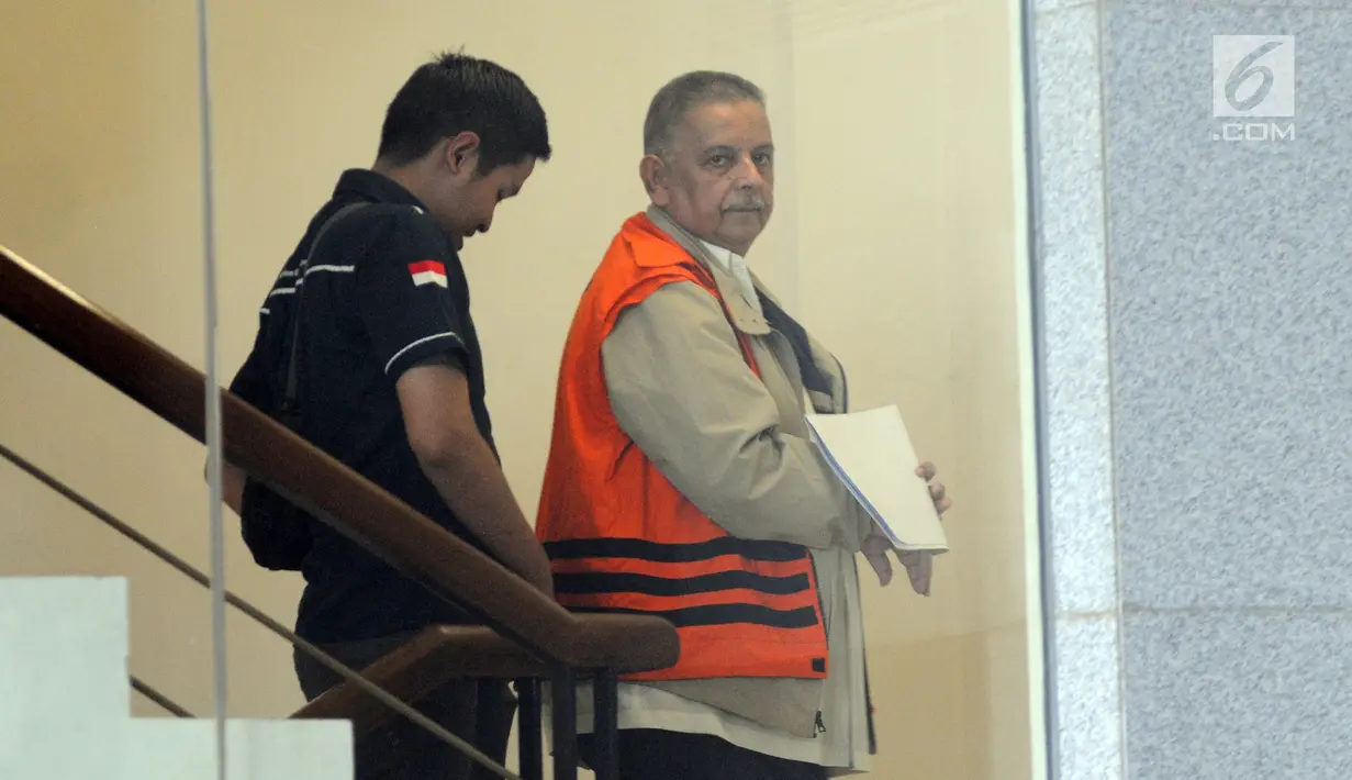 Direktur Utama nonaktif PLN Sofyan Basir (kanan) menaiki tangga saat akan menjalani pemeriksaan di Gedung KPK, Jakarta, Kamis (27/6/2019). Tak banyak kata yang diucapkan Sofyan saat masuk ke dalam Gedung KPK. (merdeka.com/Dwi Narwoko)