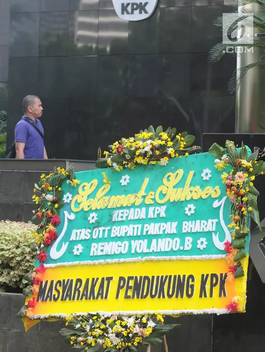 Sebuah karangan bunga ucapan terima kasih menghiasi depan gedung KPK di Jakarta, Jumat (23/11). Karangan bunga tersebut dikirim oleh Masyarakat Pendukung KPK atas OTT terhadap Bupati Pakpak Bharat Remigo Yolando Berutu. (Merdeka.com/Dwi Narwoko)