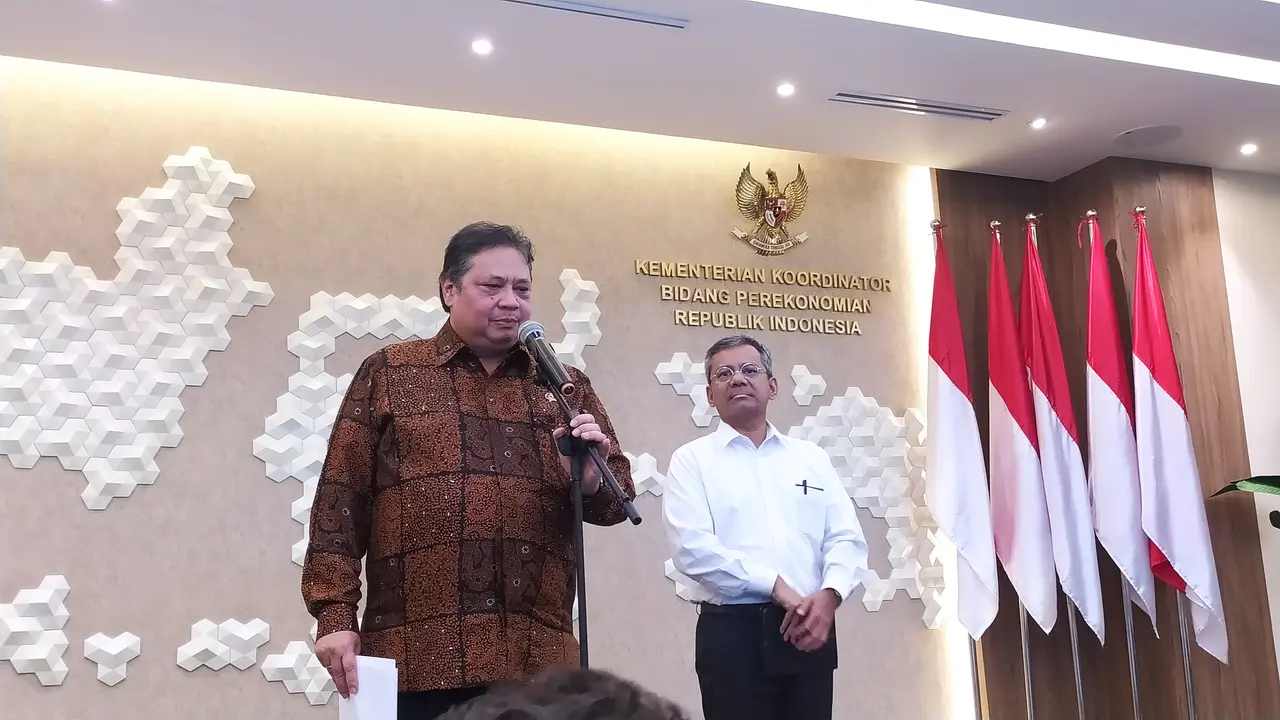 Menteri Koordinator Perekonomian, Airlangga Hartarto dan Wakil Menteri Keuangan Suahasil Nazara dalam konferensi pers perkembangan isu perekonomian terkini, di Kantor Kemenko, Jakarta, Kamis (18/4/2024).(Tira/Liputan6.com)